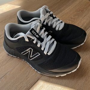 New Balance Women’s 520 V6 running shoe- Size 5 Wide